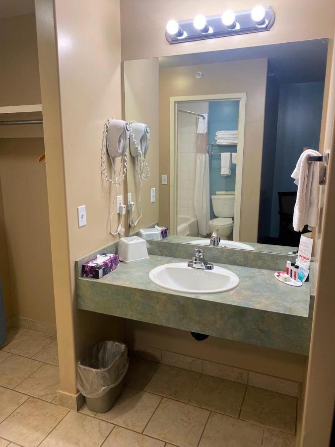 Super 8 By Wyndham Edmonton South Hotel Екстериор снимка