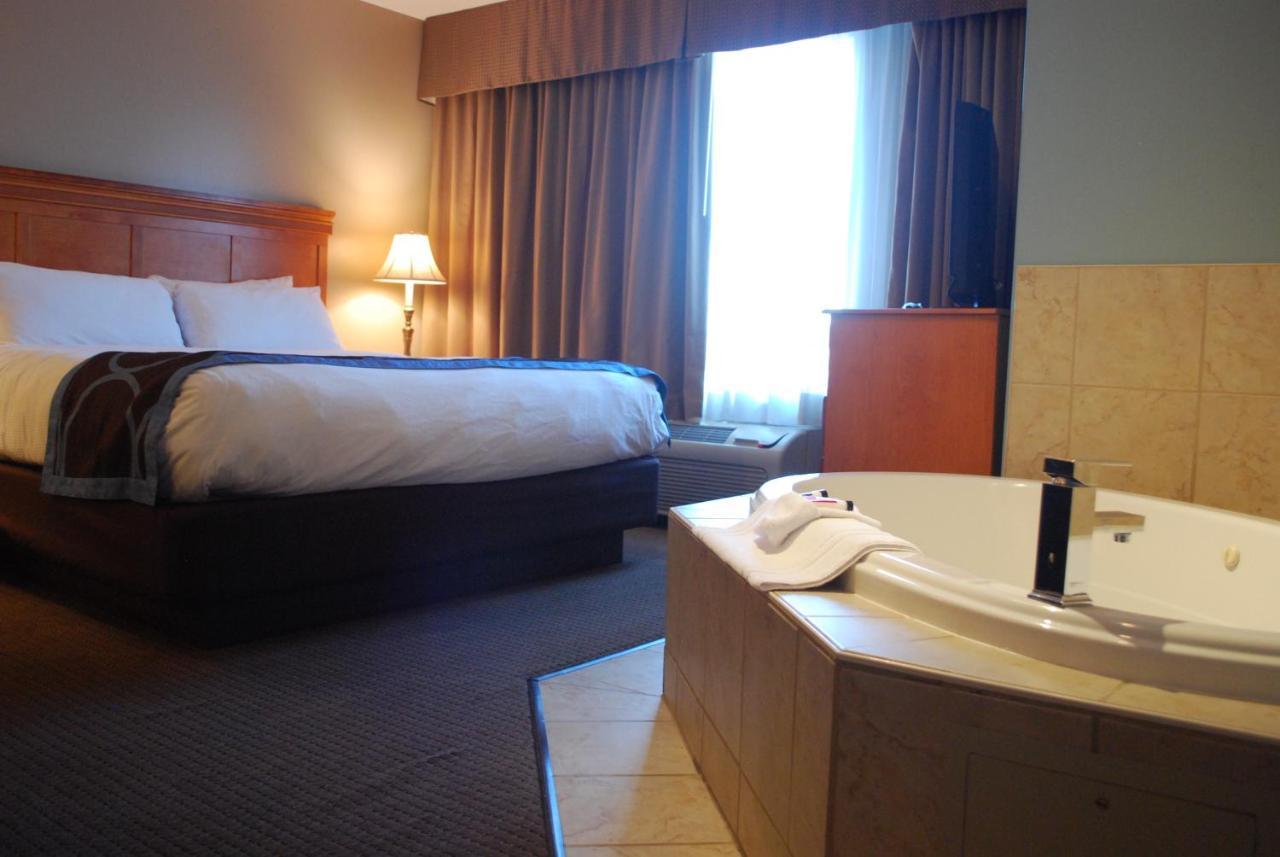 Super 8 By Wyndham Edmonton South Hotel Екстериор снимка