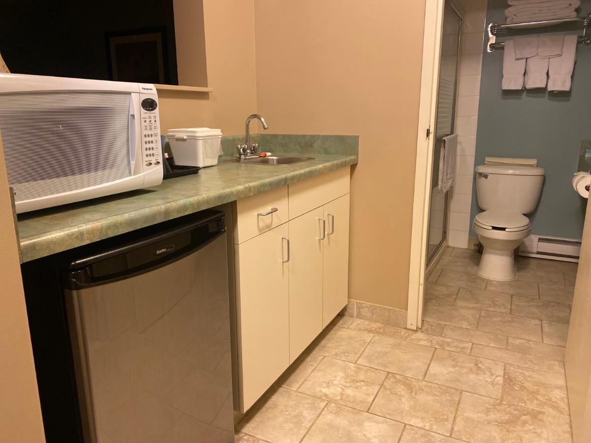 Super 8 By Wyndham Edmonton South Hotel Екстериор снимка
