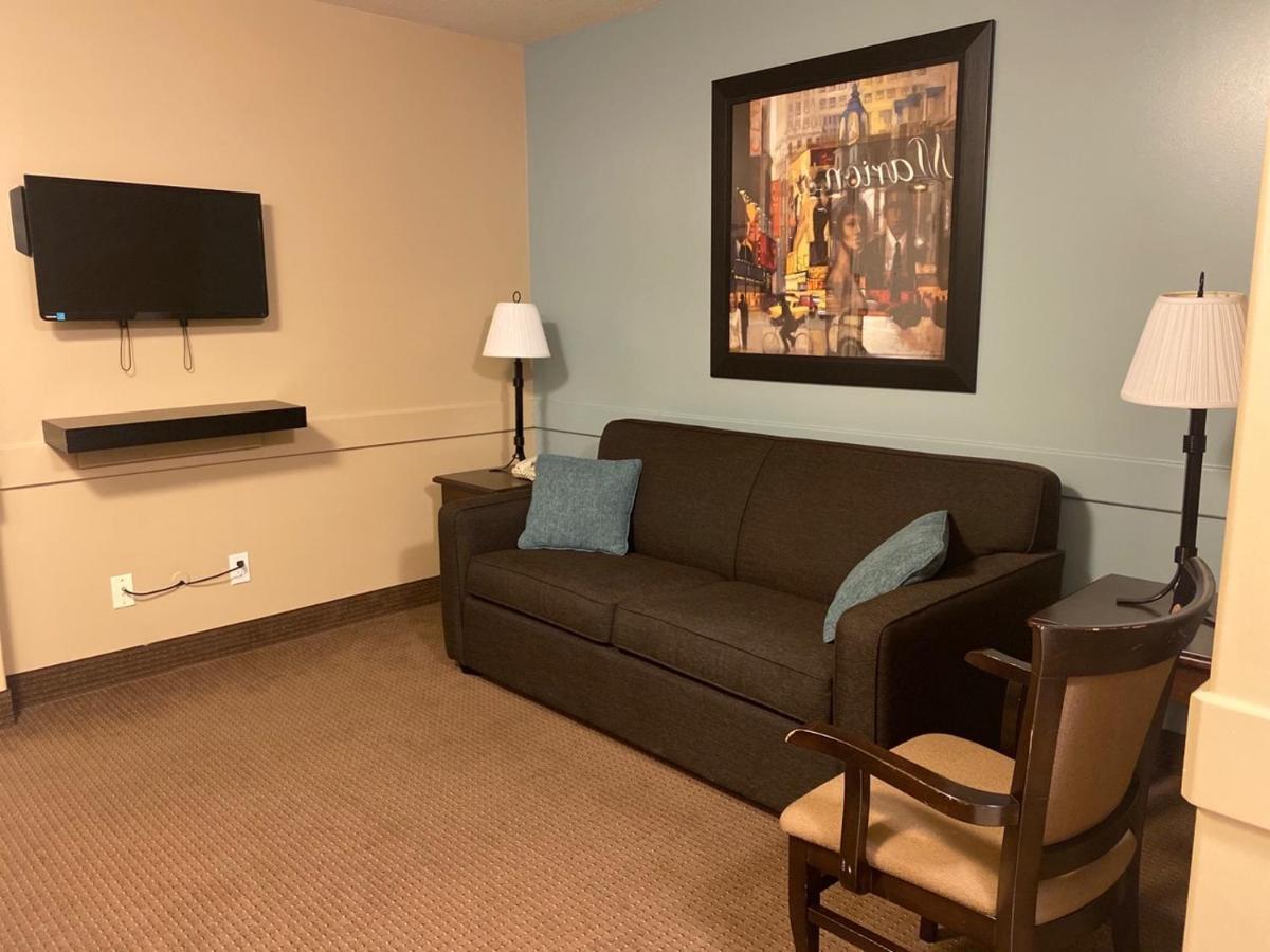 Super 8 By Wyndham Edmonton South Hotel Екстериор снимка