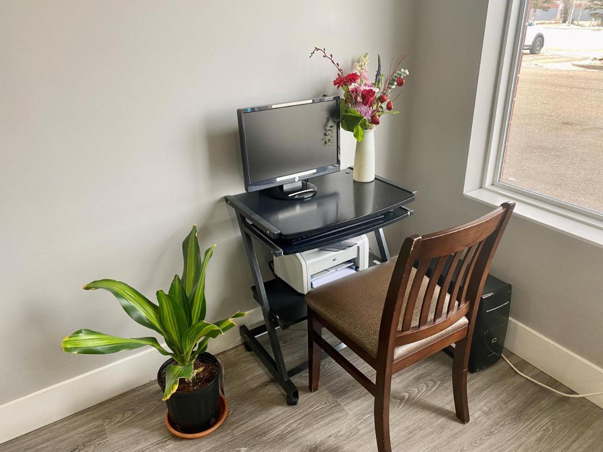 Super 8 By Wyndham Edmonton South Hotel Екстериор снимка