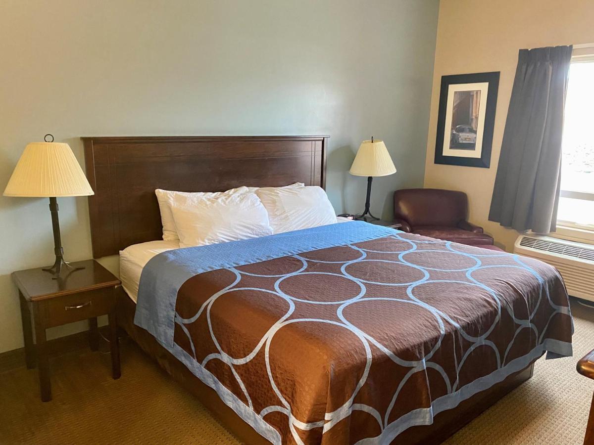 Super 8 By Wyndham Edmonton South Hotel Екстериор снимка