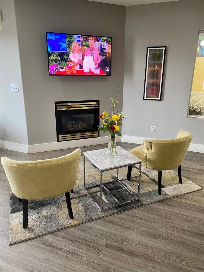Super 8 By Wyndham Edmonton South Hotel Екстериор снимка