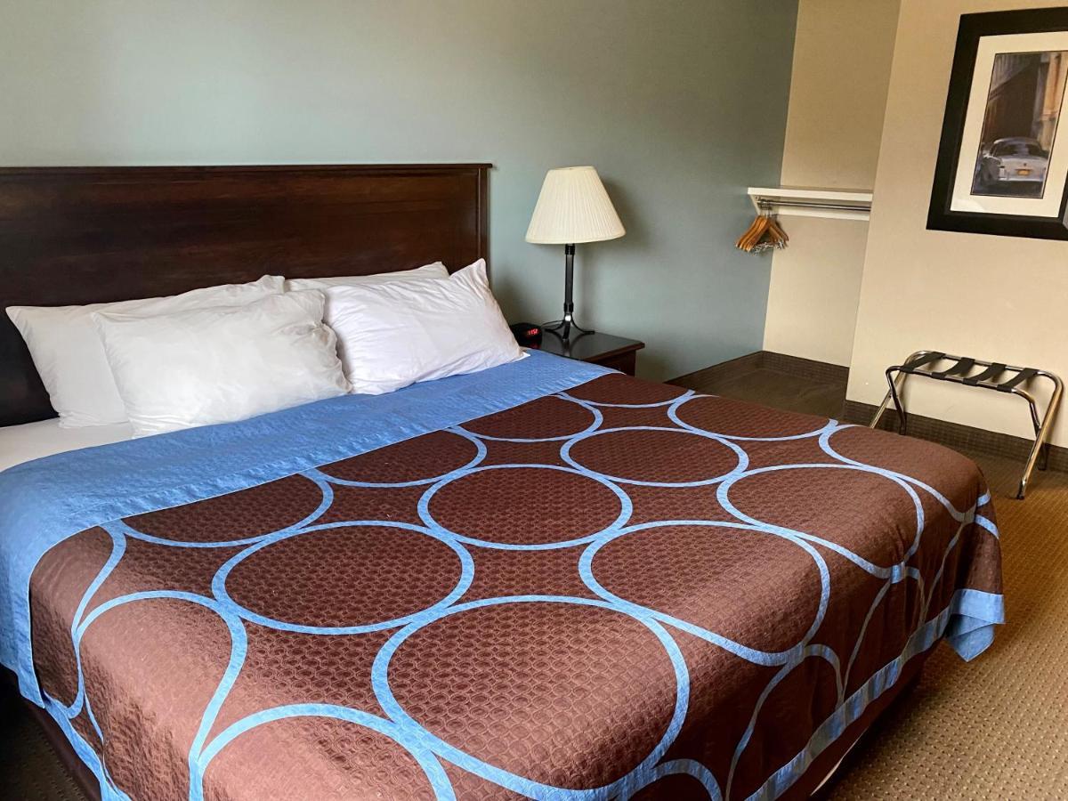 Super 8 By Wyndham Edmonton South Hotel Екстериор снимка