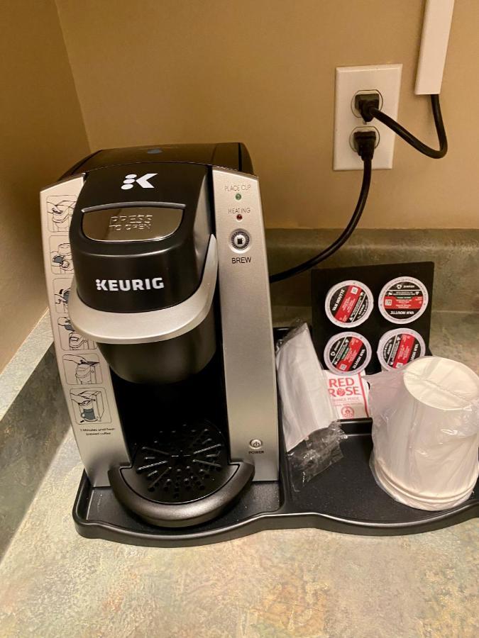 Super 8 By Wyndham Edmonton South Hotel Екстериор снимка