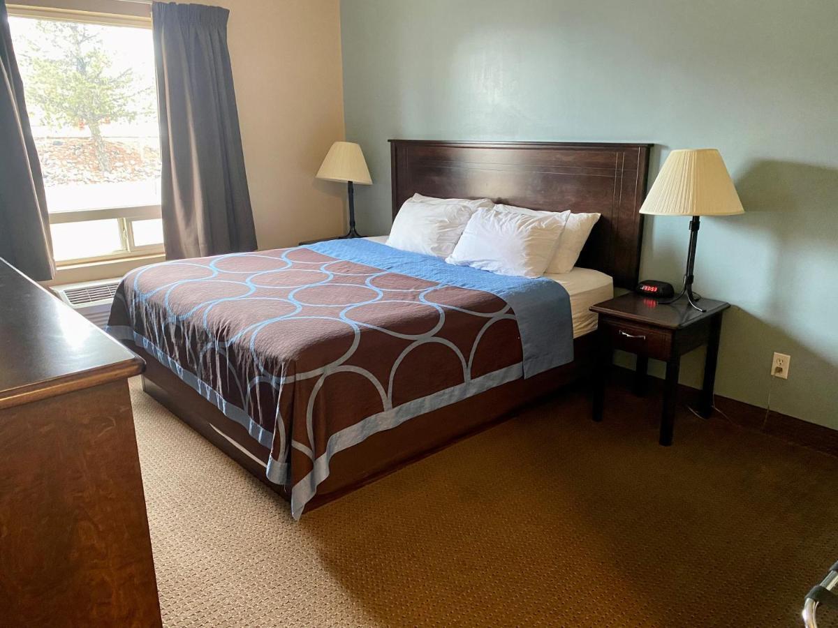 Super 8 By Wyndham Edmonton South Hotel Екстериор снимка