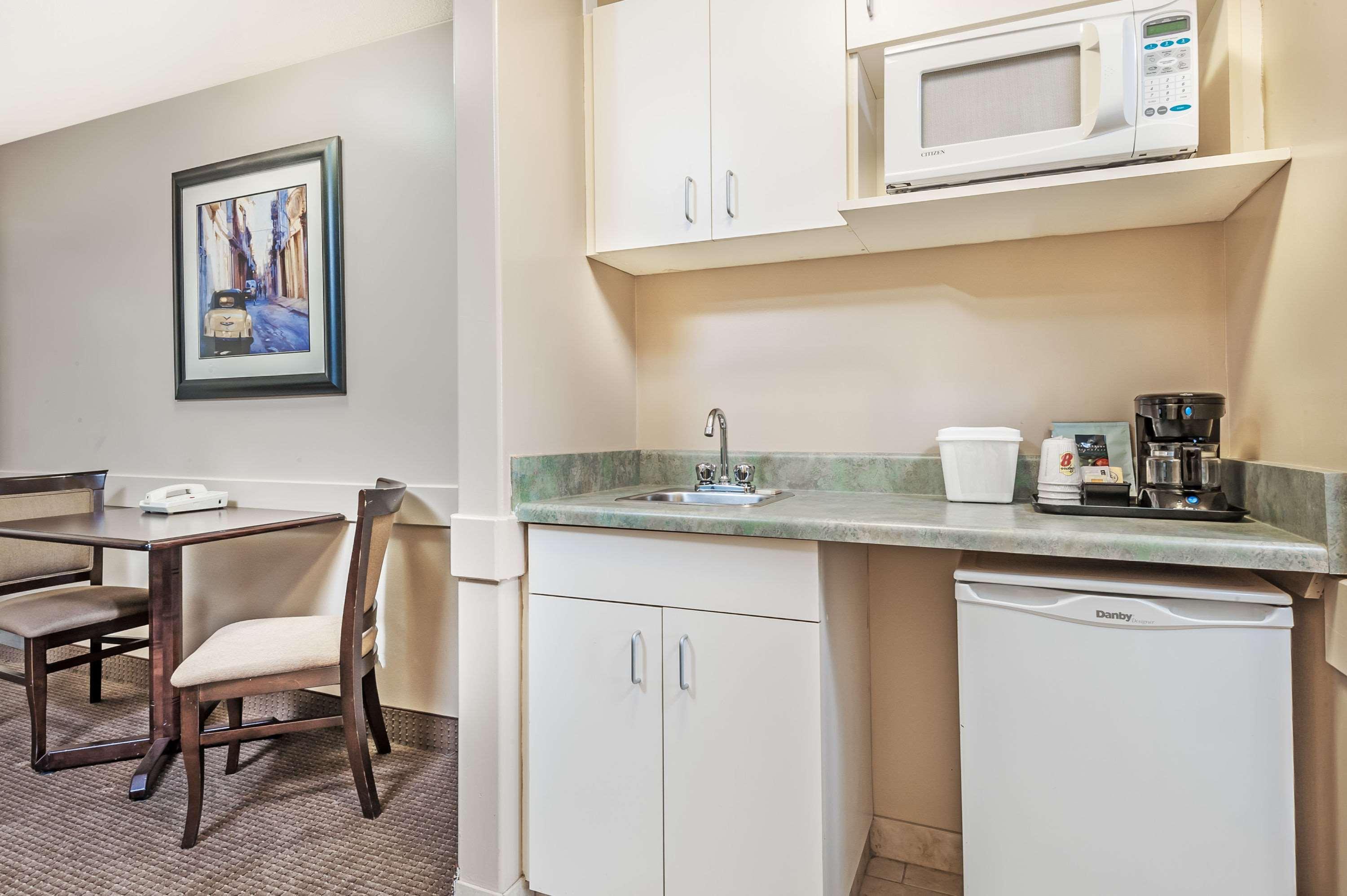 Super 8 By Wyndham Edmonton South Hotel Екстериор снимка
