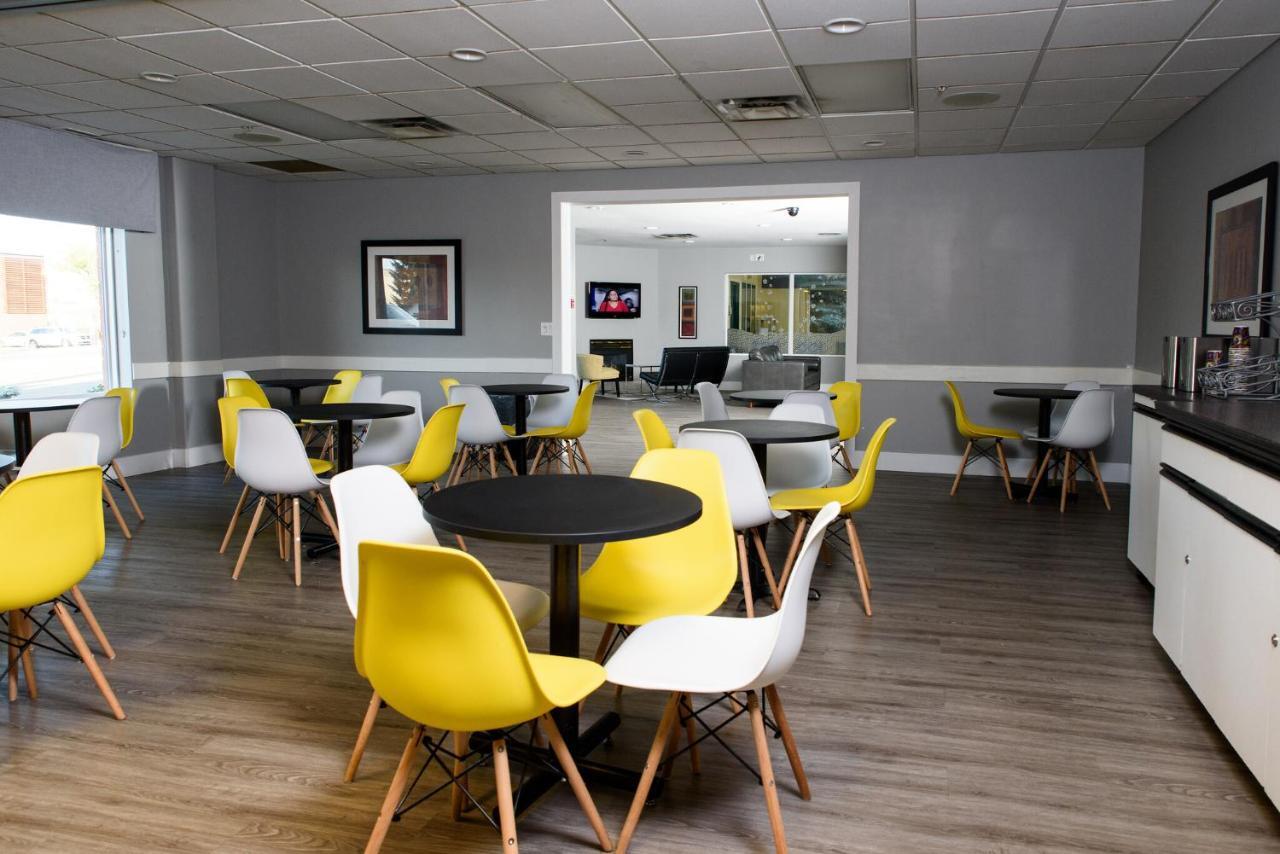 Super 8 By Wyndham Edmonton South Hotel Екстериор снимка